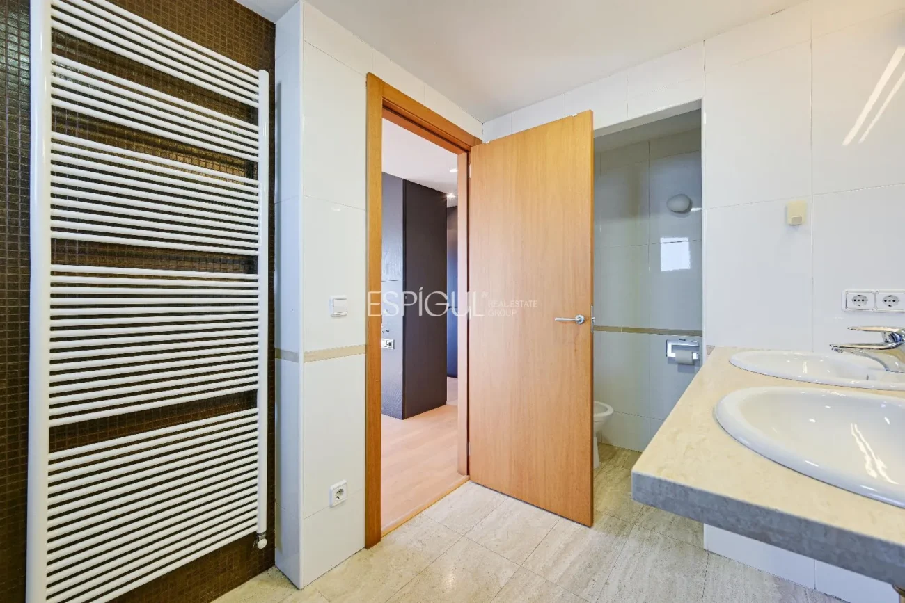 Luxury Penthouse in Parc Migdia: Exclusivity with Pool and Unique Views in Girona