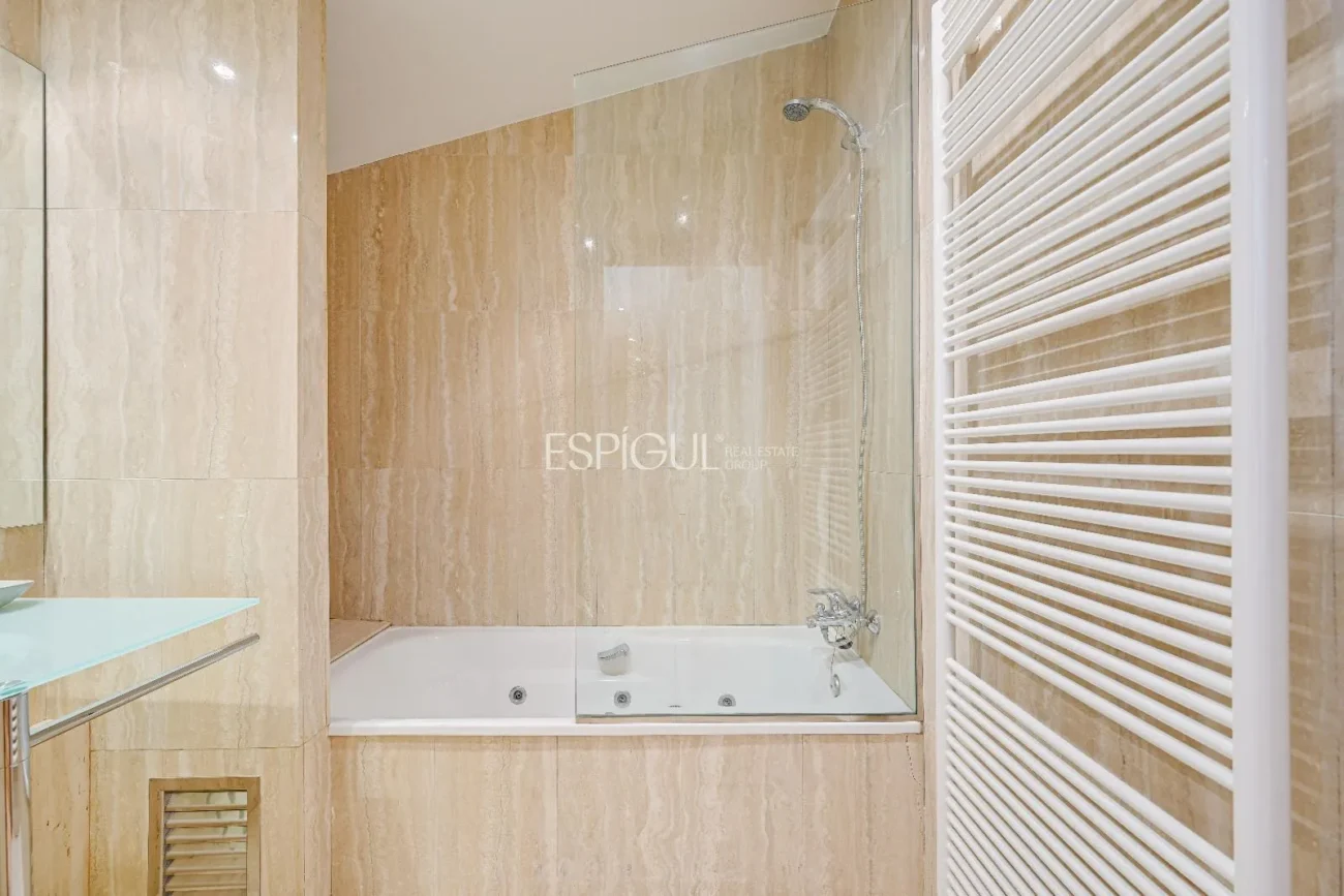 Luxury Penthouse in Parc Migdia: Exclusivity with Pool and Unique Views in Girona