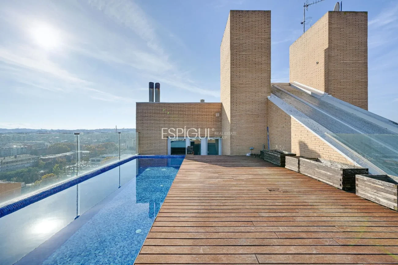 Luxury Penthouse in Parc Migdia: Exclusivity with Pool and Unique Views in Girona