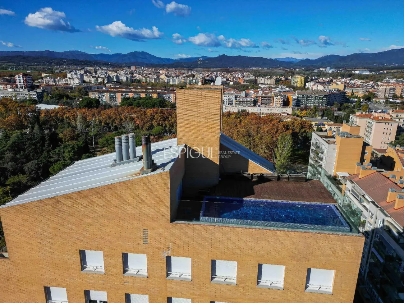 Luxury Penthouse in Parc Migdia: Exclusivity with Pool and Unique Views in Girona