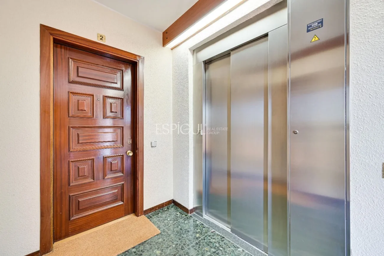 Attique en duplex à rénover à vendre à Eixample