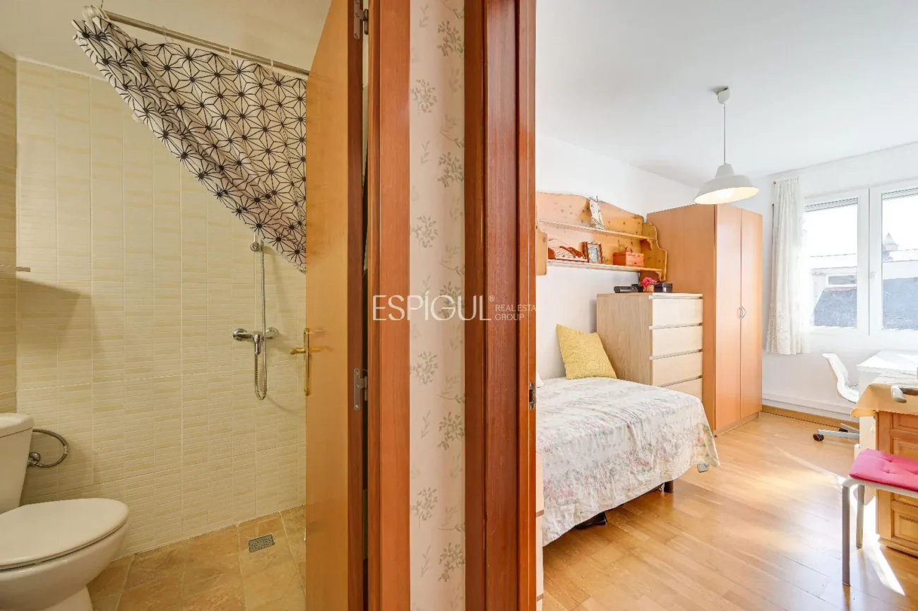 Attique en duplex à rénover à vendre à Eixample