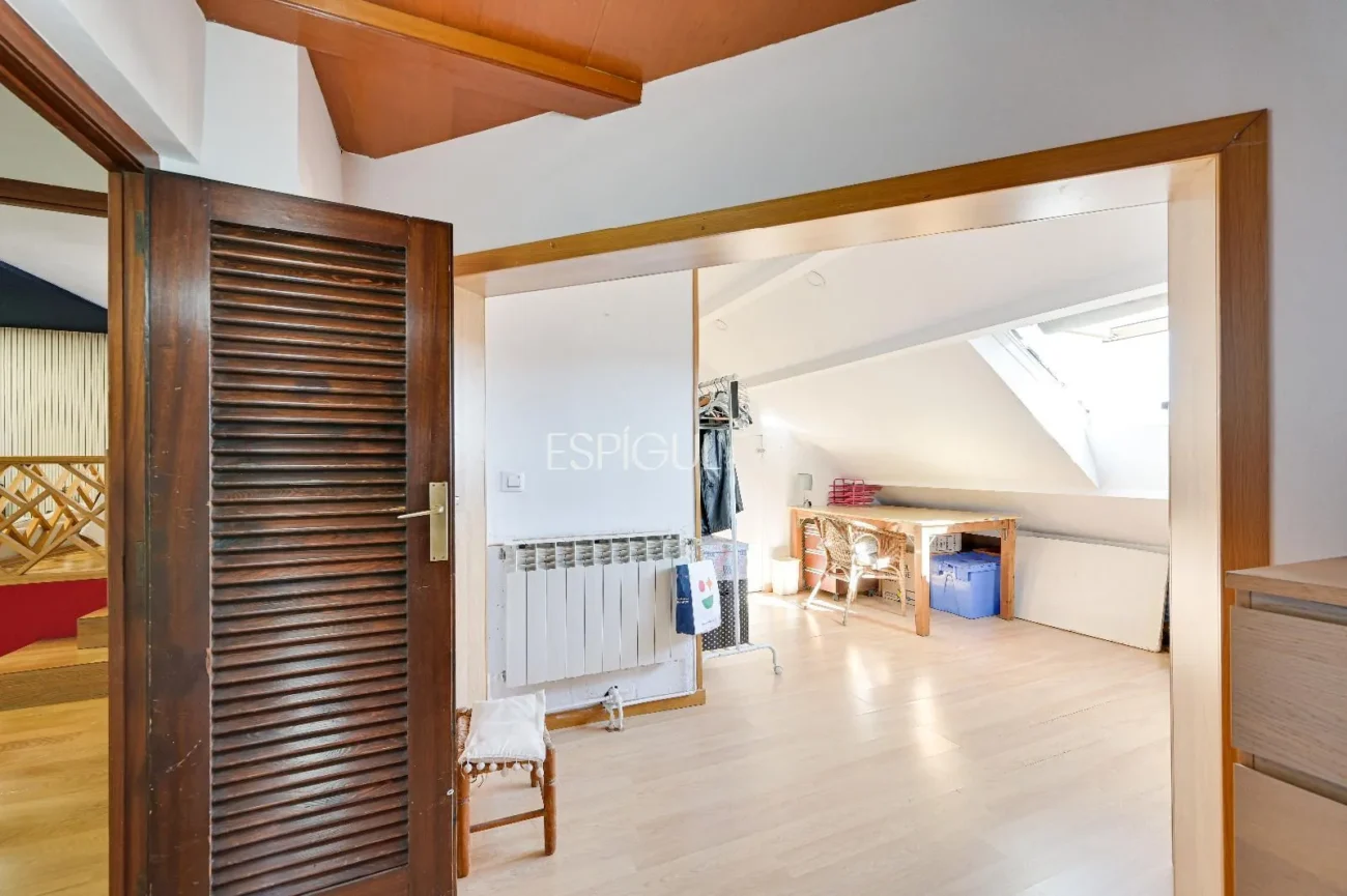 Attique en duplex à rénover à vendre à Eixample