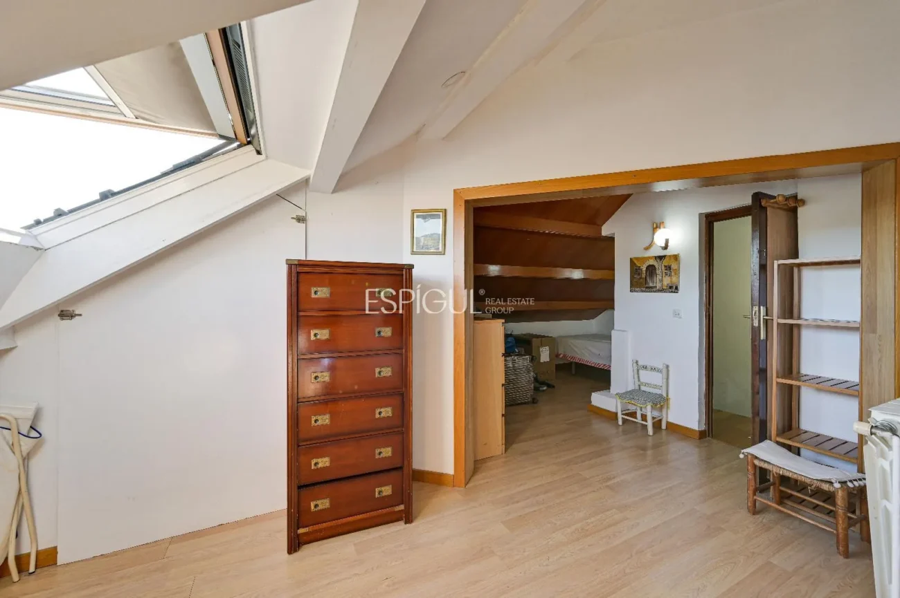 Attique en duplex à rénover à vendre à Eixample
