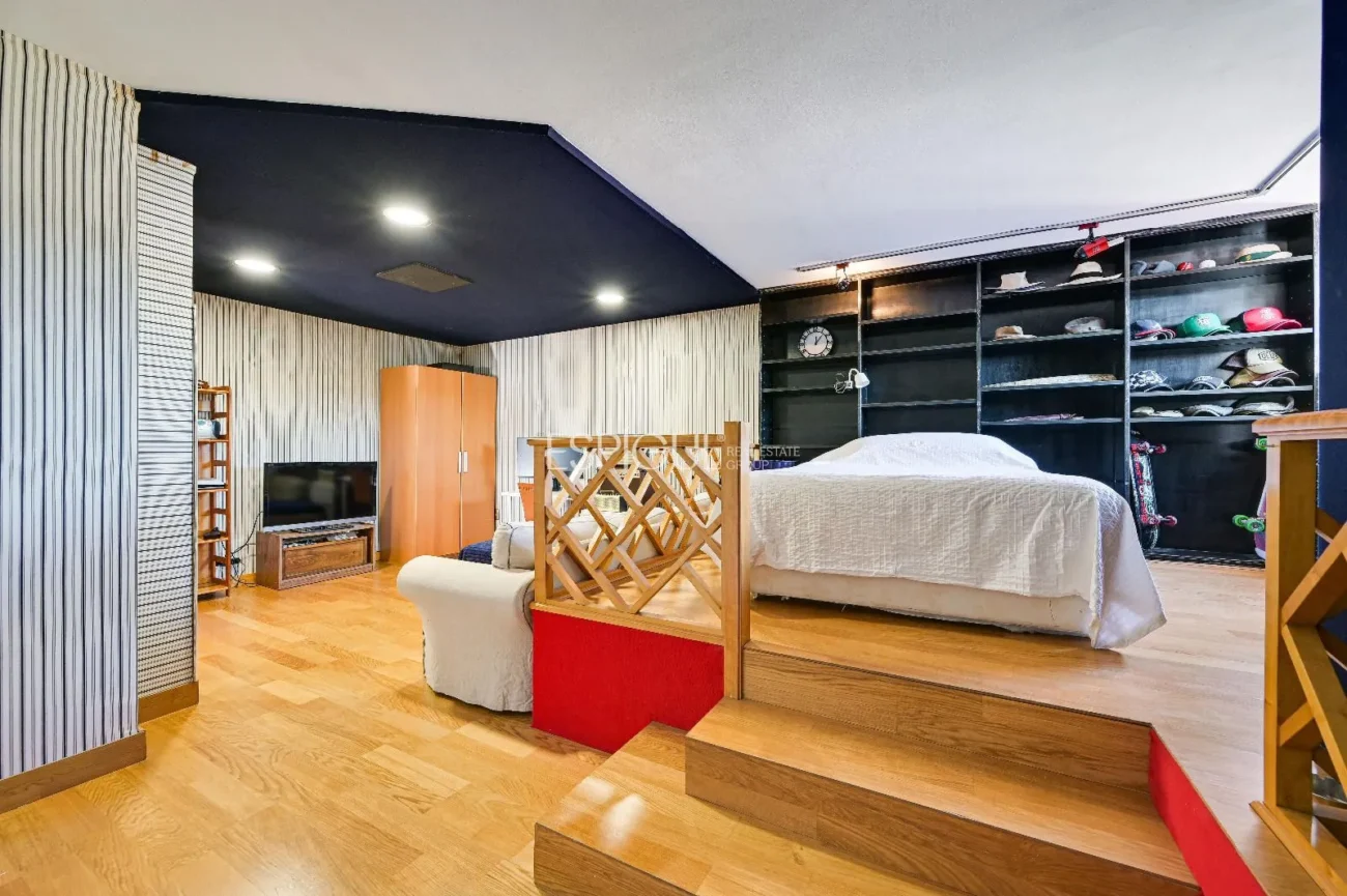 Attique en duplex à rénover à vendre à Eixample
