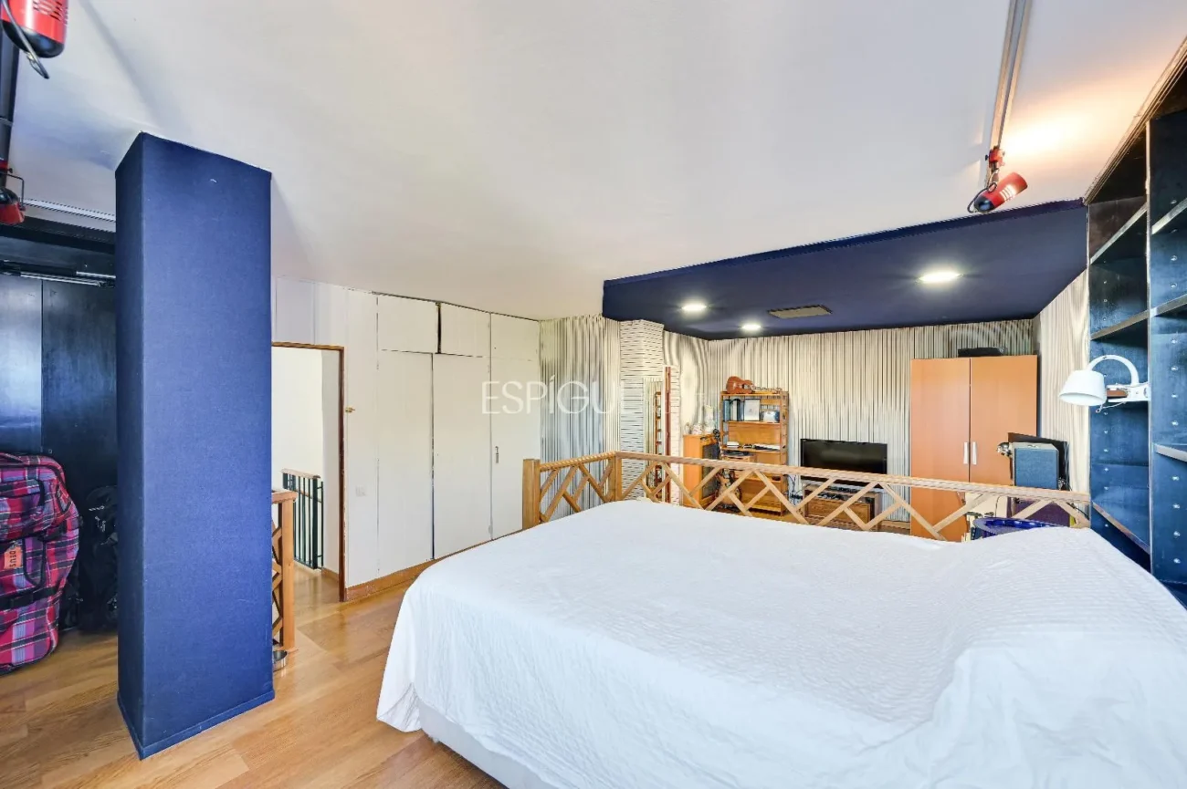 Attique en duplex à rénover à vendre à Eixample