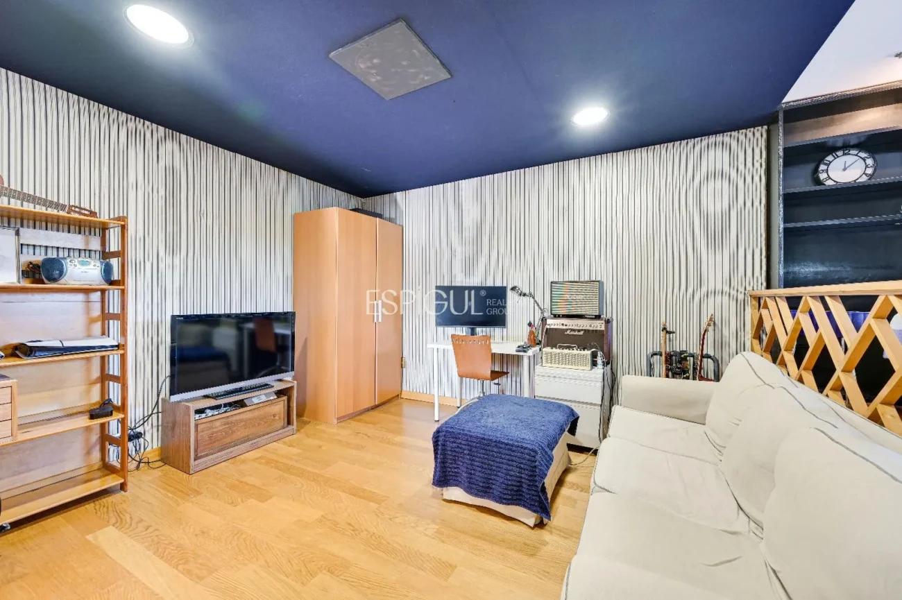 Attique en duplex à rénover à vendre à Eixample