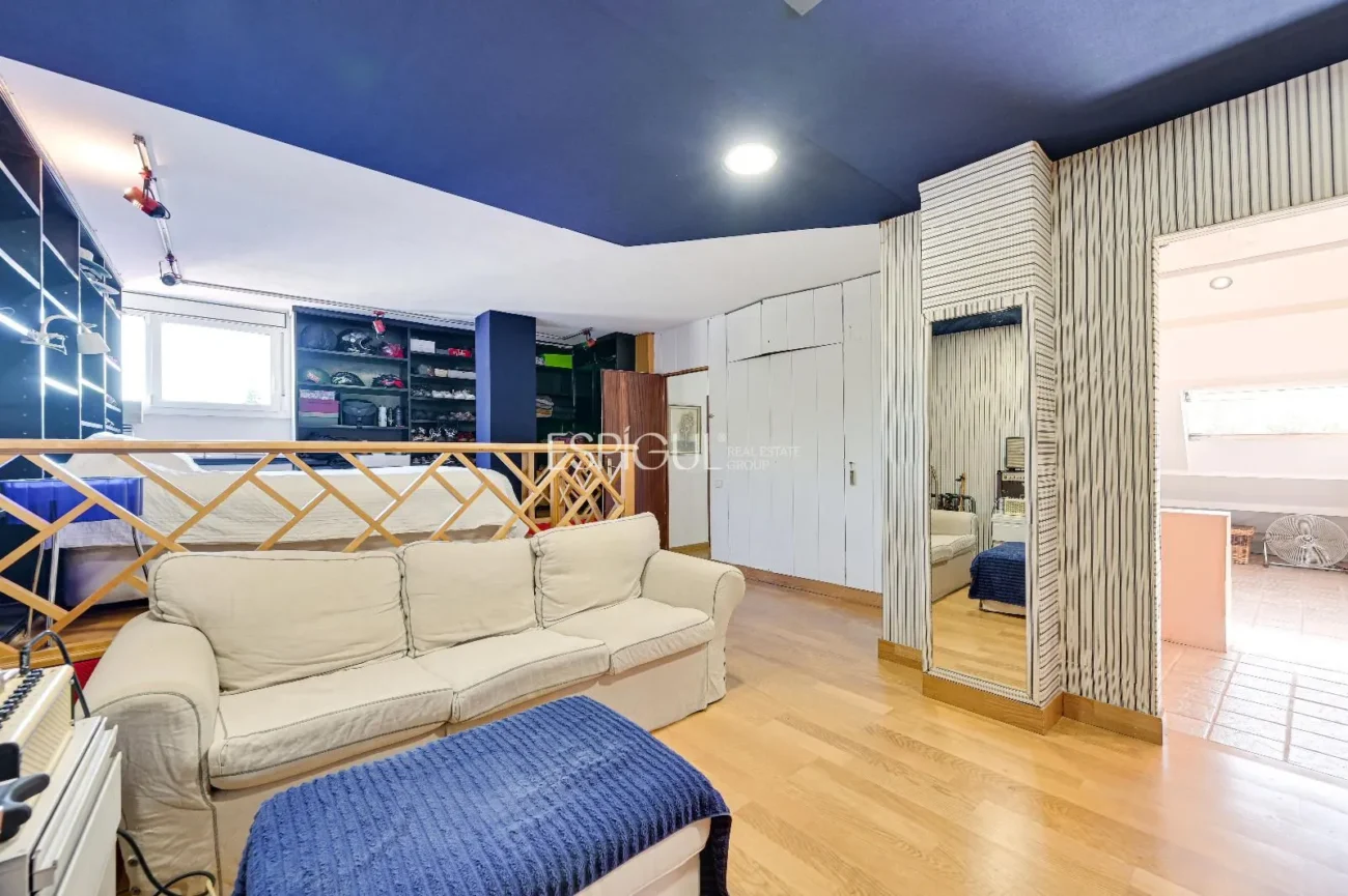 Attique en duplex à rénover à vendre à Eixample