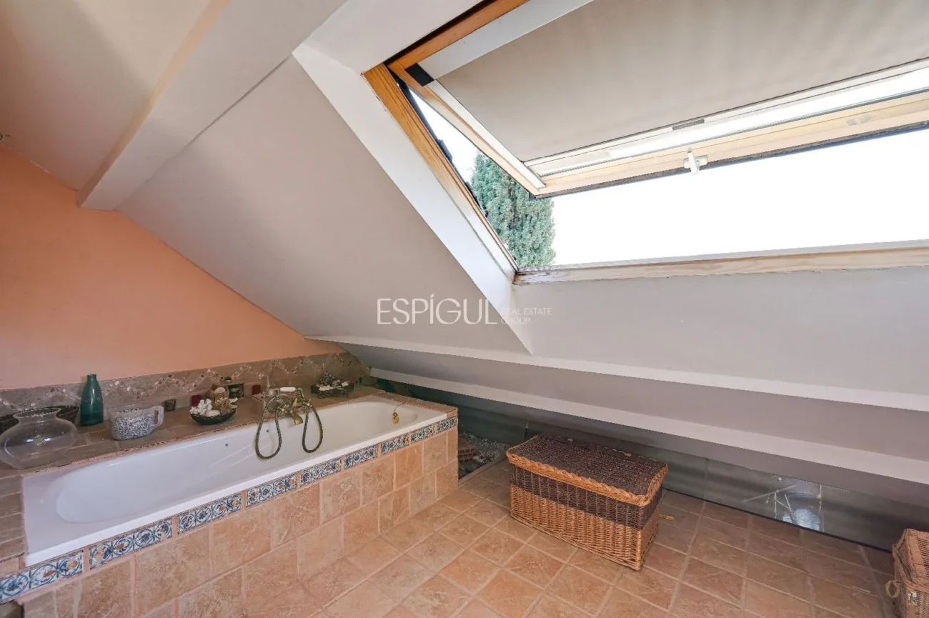 Attique en duplex à rénover à vendre à Eixample
