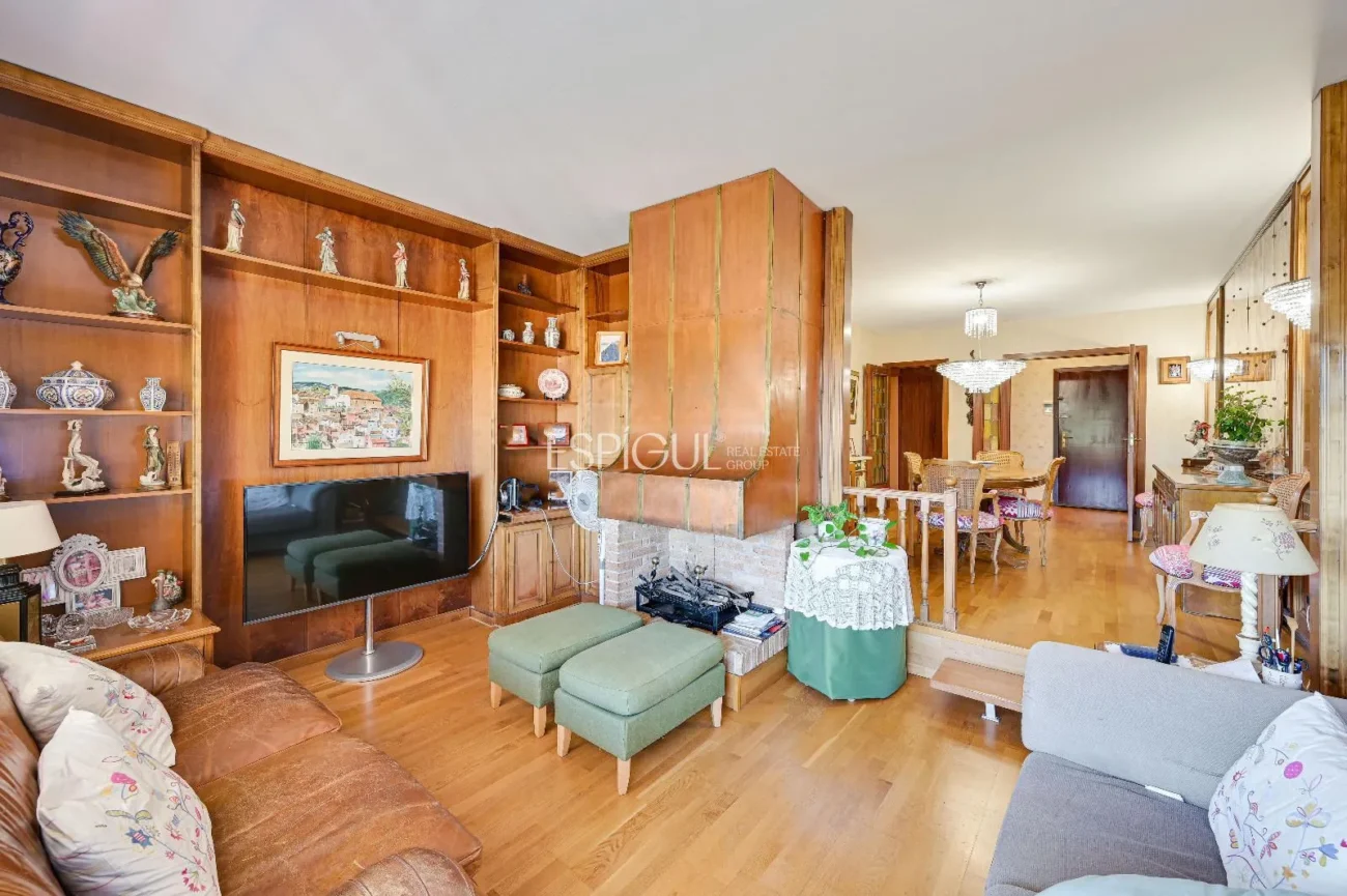Attique en duplex à rénover à vendre à Eixample