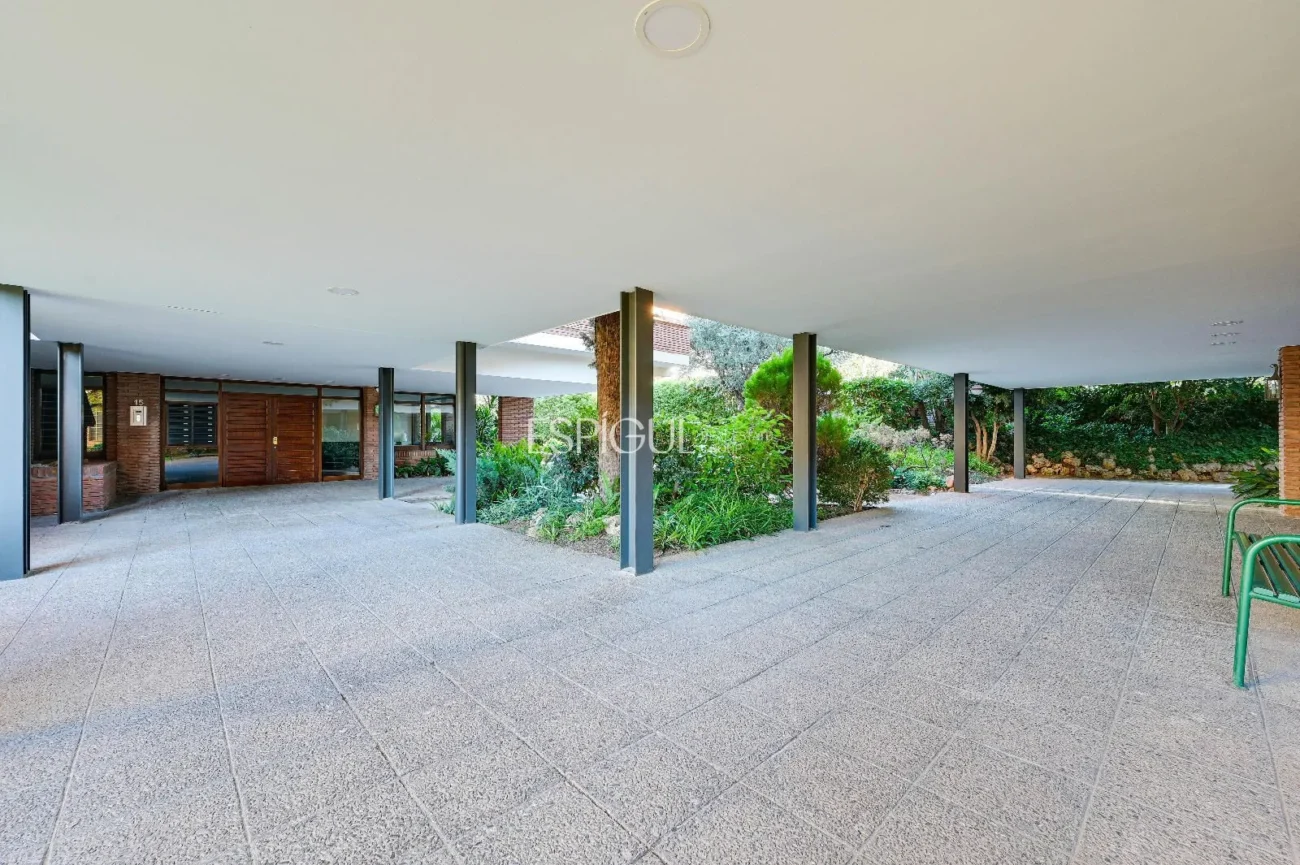 Attique en duplex à rénover à vendre à Eixample
