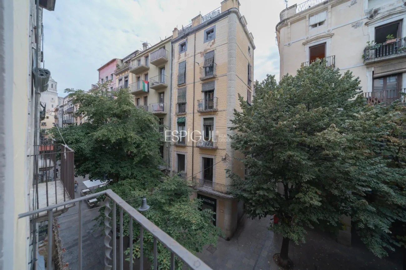 Bloque en venta en plena Rambla de Girona.