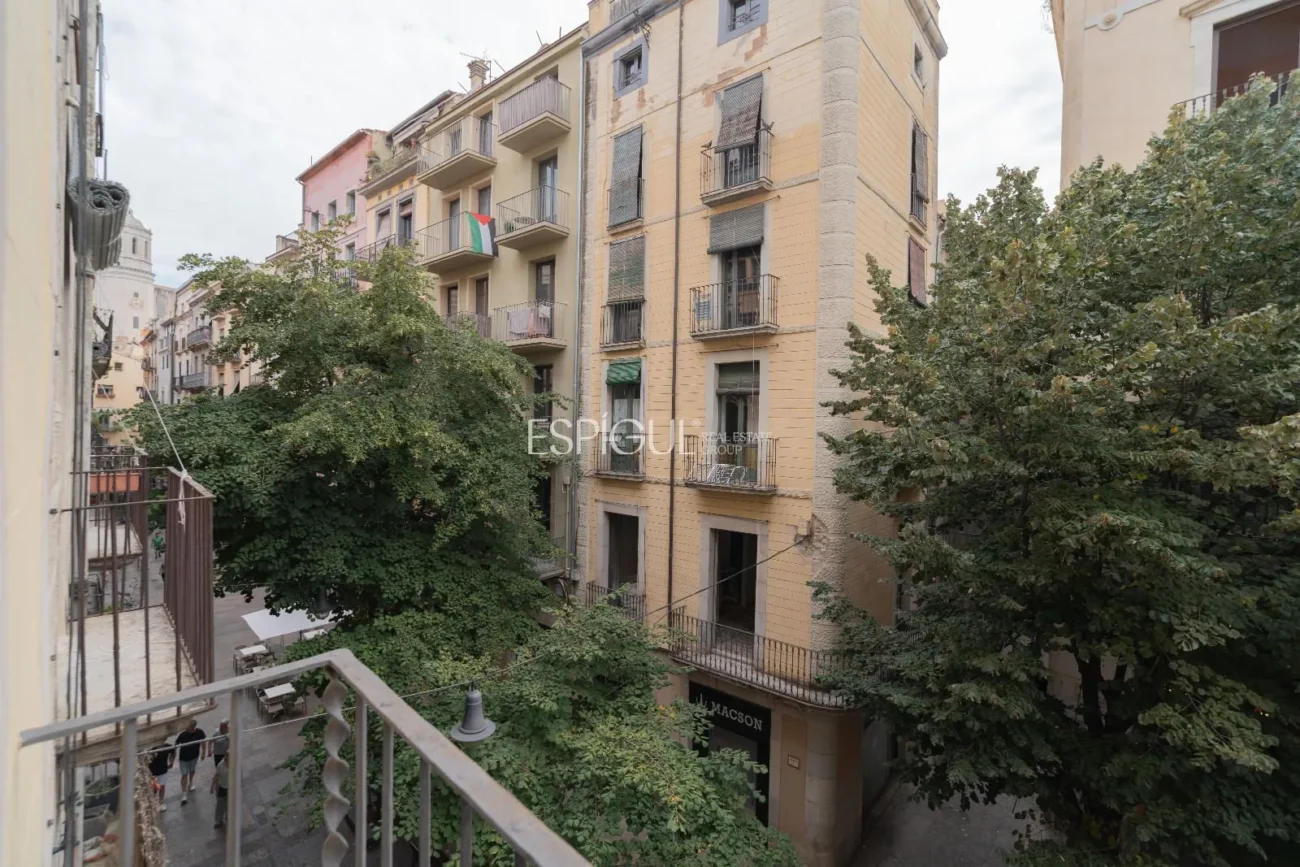 Bloque en venta en plena Rambla de Girona.