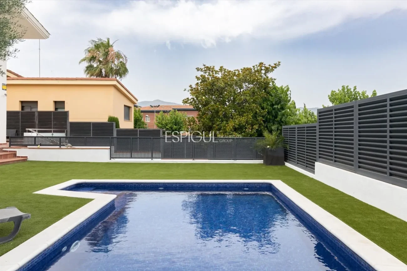 Bonica casa de 5 habitacions, jardí i piscina a Can Teixidó