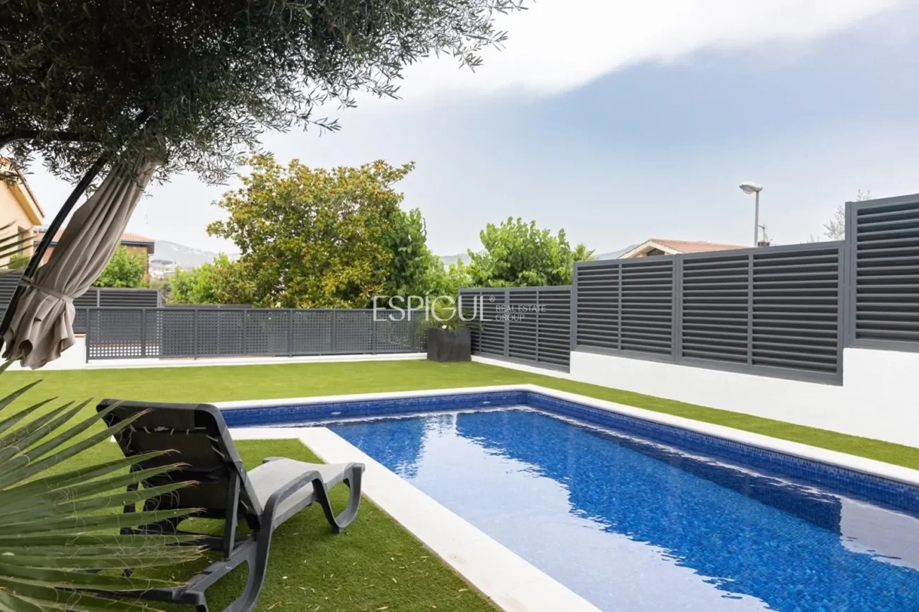 Bonica casa de 5 habitacions, jardí i piscina a Can Teixidó