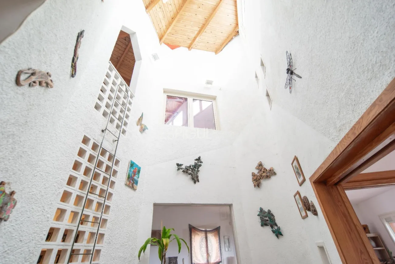 Belle maison avec un grand potentiel et une conception architecturale unique à La Llobera, Cabrils
