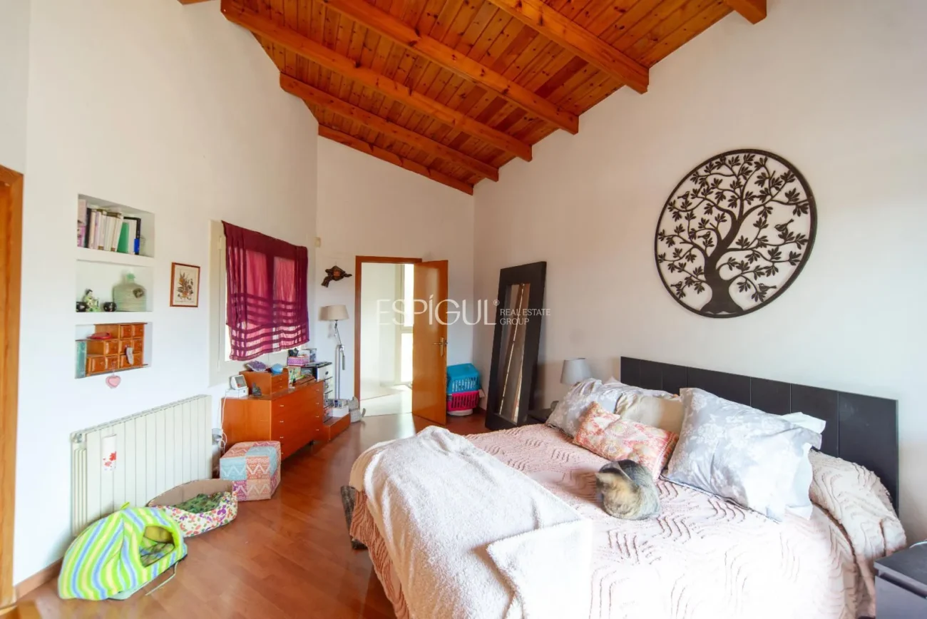 Belle maison avec un grand potentiel et une conception architecturale unique à La Llobera, Cabrils