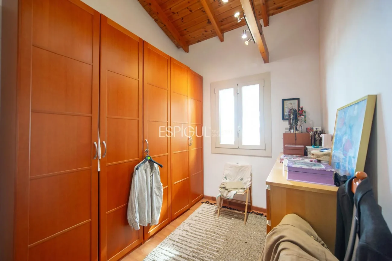 Belle maison avec un grand potentiel et une conception architecturale unique à La Llobera, Cabrils