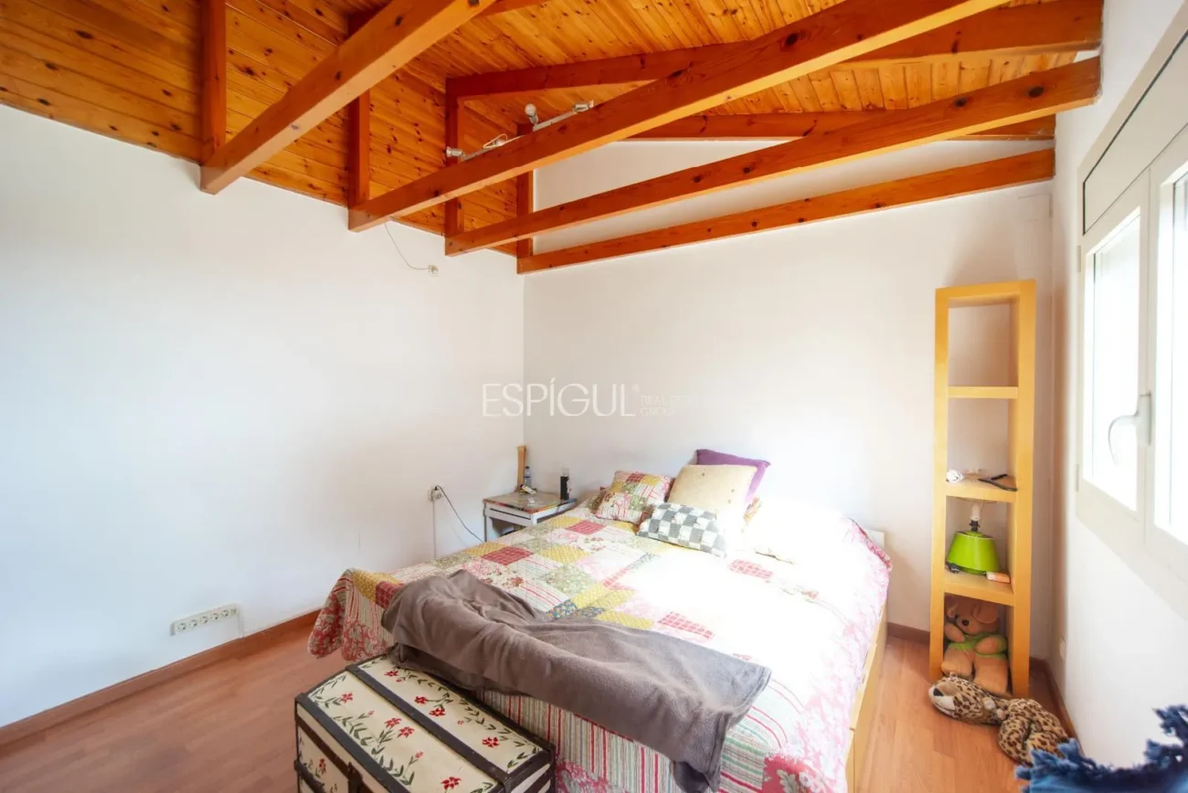 Belle maison avec un grand potentiel et une conception architecturale unique à La Llobera, Cabrils