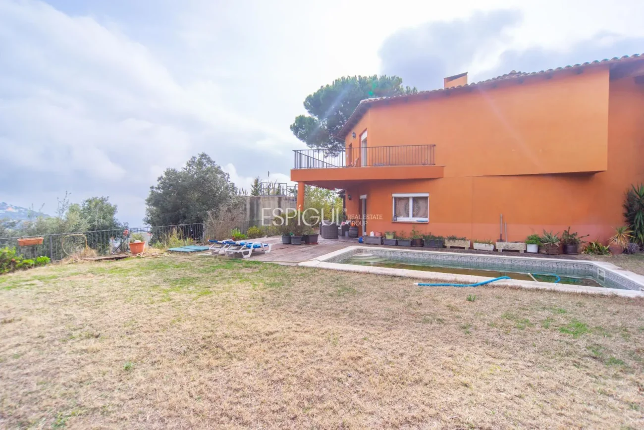 Belle maison avec un grand potentiel et une conception architecturale unique à La Llobera, Cabrils
