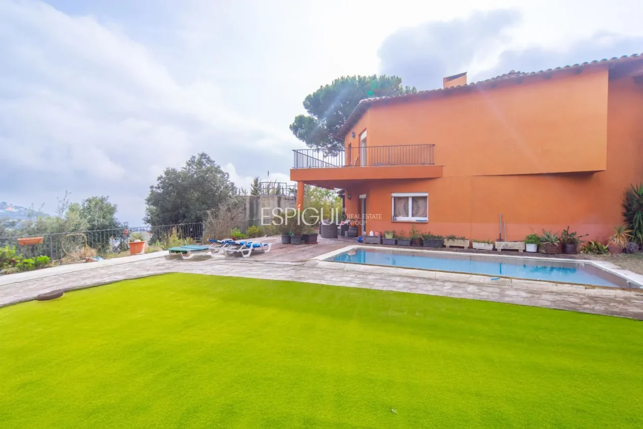 Beautiful House with Great Potential and Unique Architectural Design in La Llobera, Cabrils