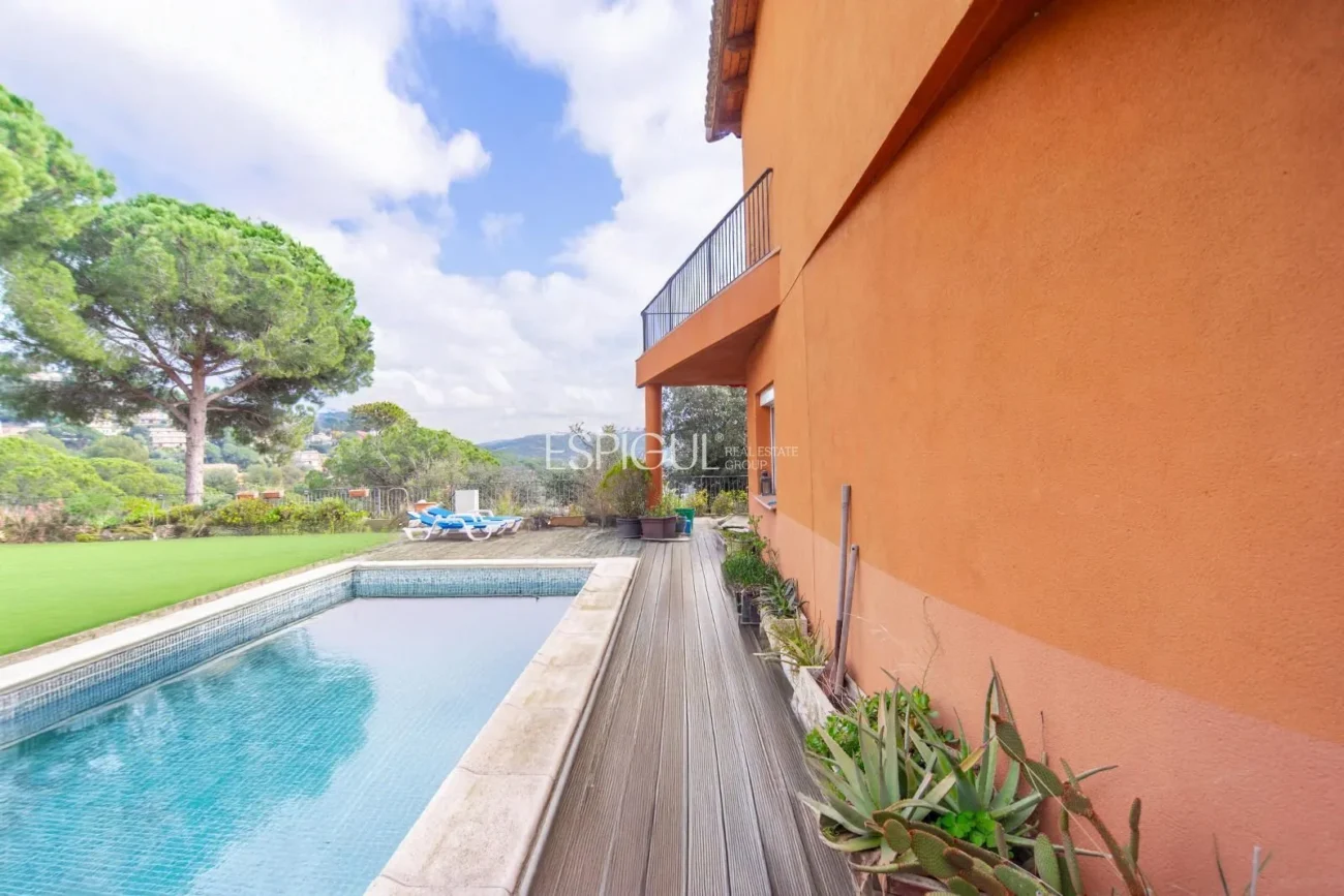 Beautiful House with Great Potential and Unique Architectural Design in La Llobera, Cabrils