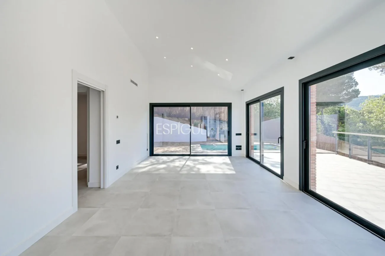 Belle maison neuve avec des vues spectaculaires à Vallromanes