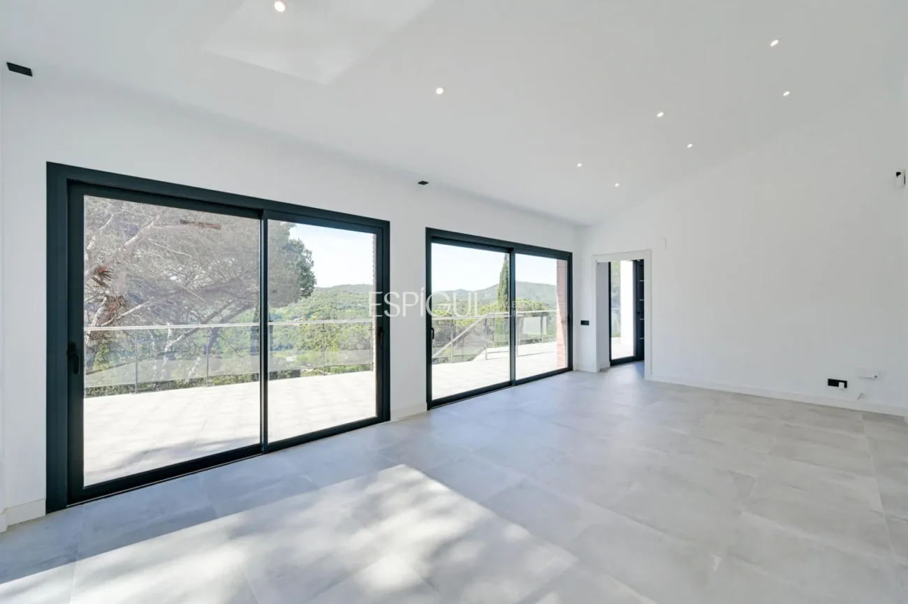 Belle maison neuve avec des vues spectaculaires à Vallromanes