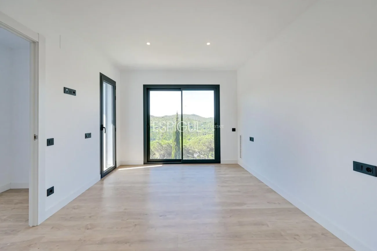 Belle maison neuve avec des vues spectaculaires à Vallromanes