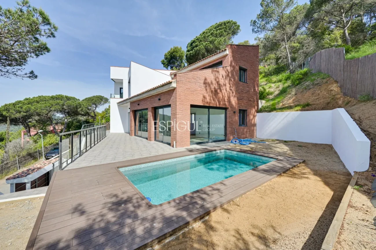 Beautiful New Construction House with Spectacular Views in Vallromanes.
