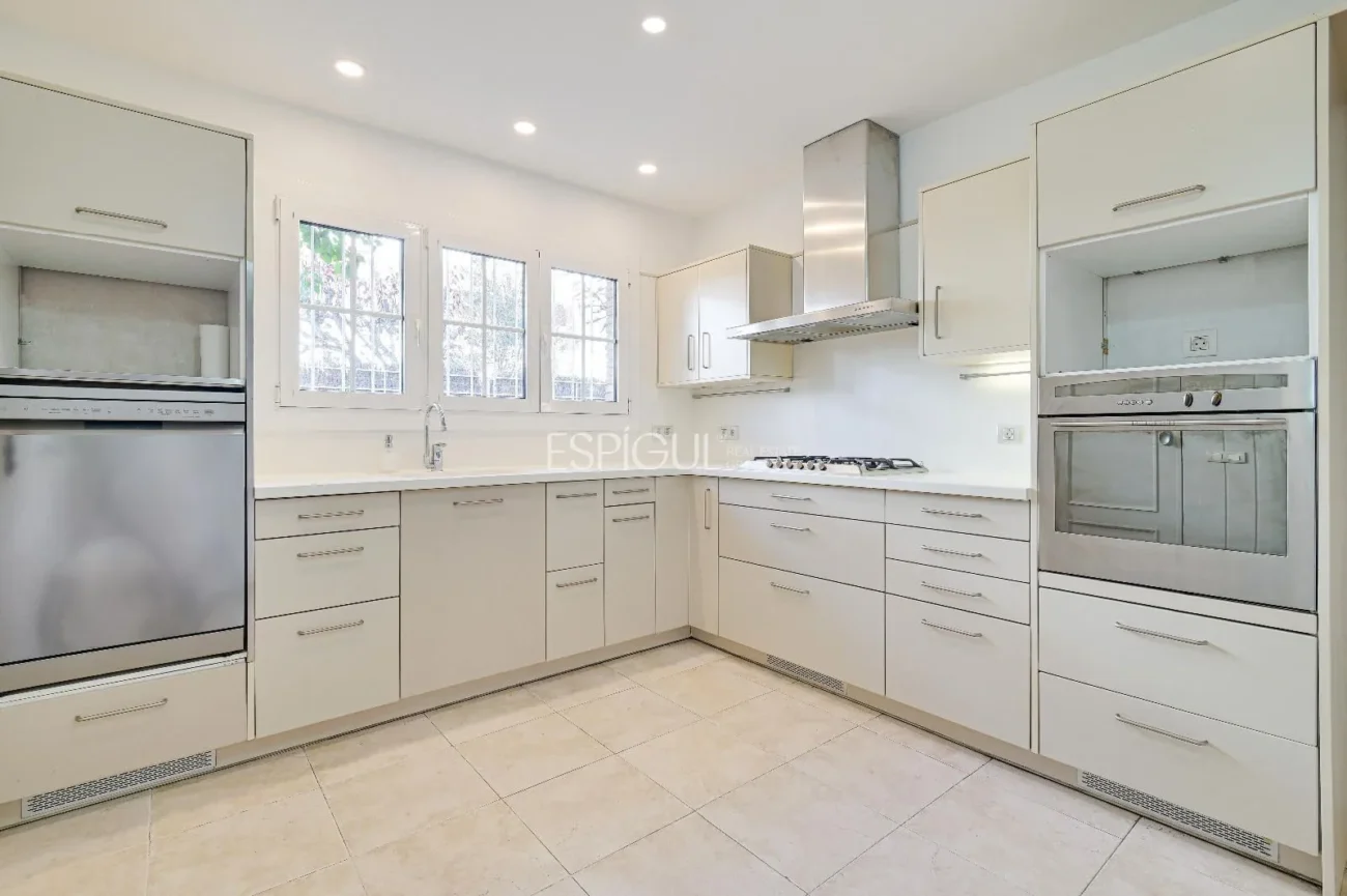 Townhouse for Sale in Eixample