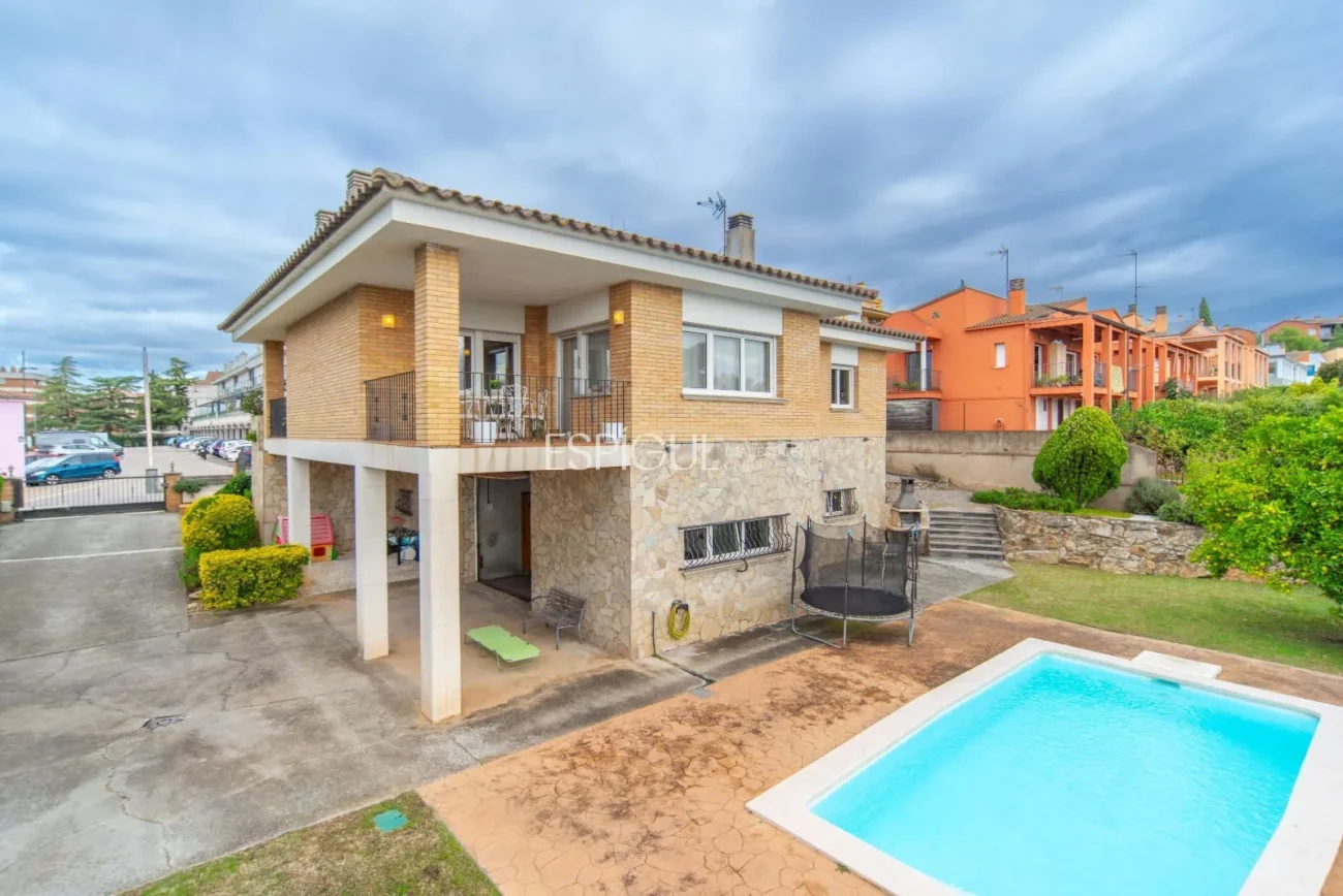 Haus mit vier Schlafzimmern, Pool und großem Grundstück in Montjuïc