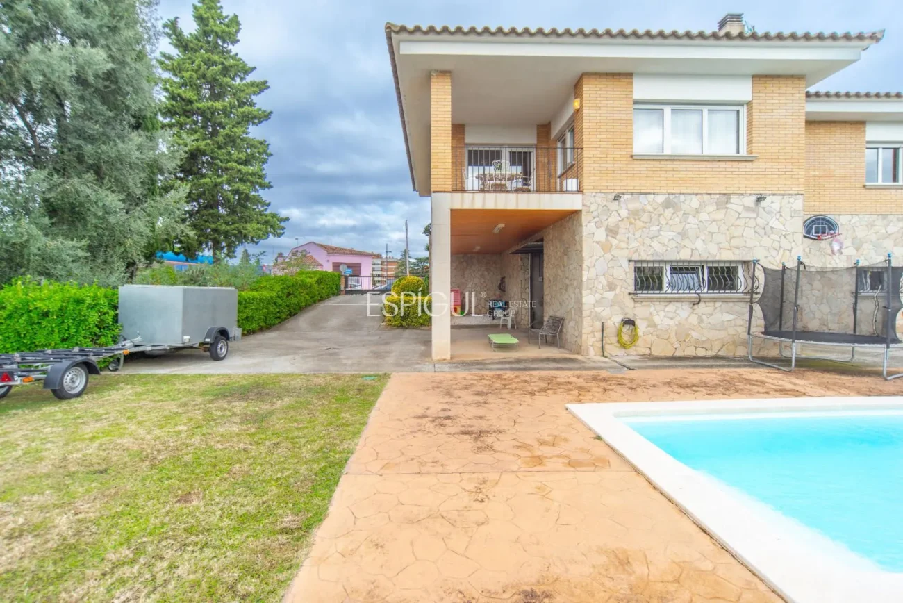 Haus mit vier Schlafzimmern, Pool und großem Grundstück in Montjuïc