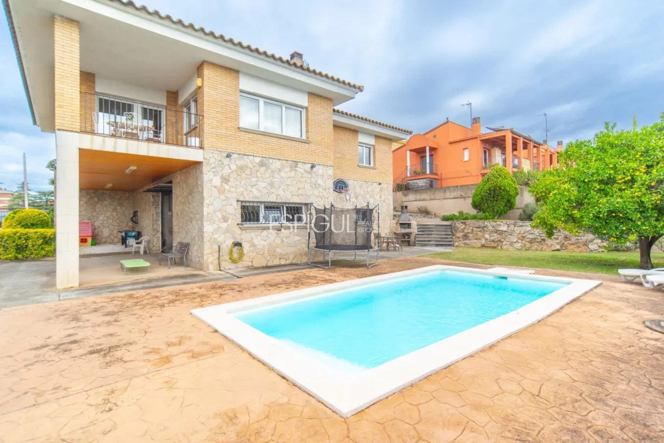Haus mit vier Schlafzimmern, Pool und großem Grundstück in Montjuïc