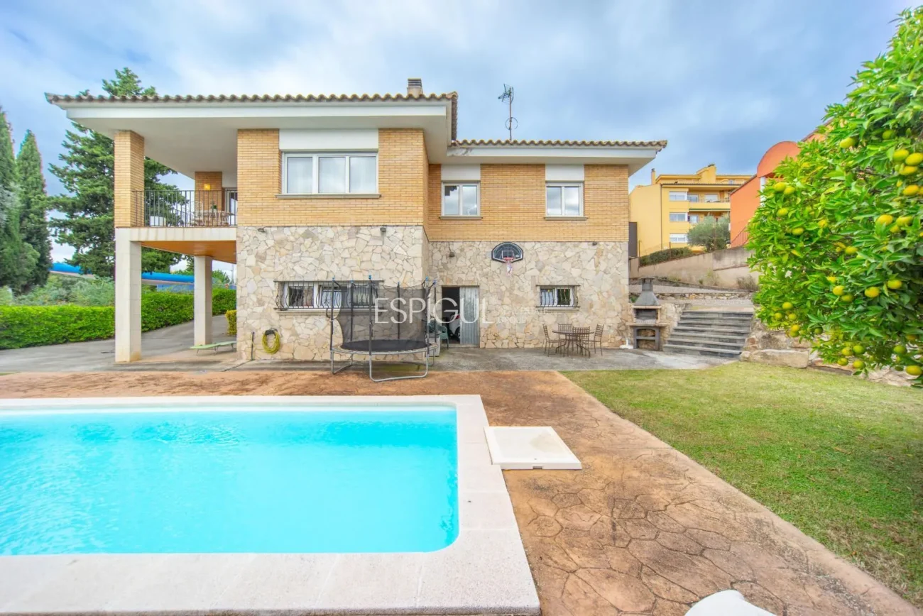 Casa de cuatro habitaciones, piscina y gran terreno en Montjuïc
