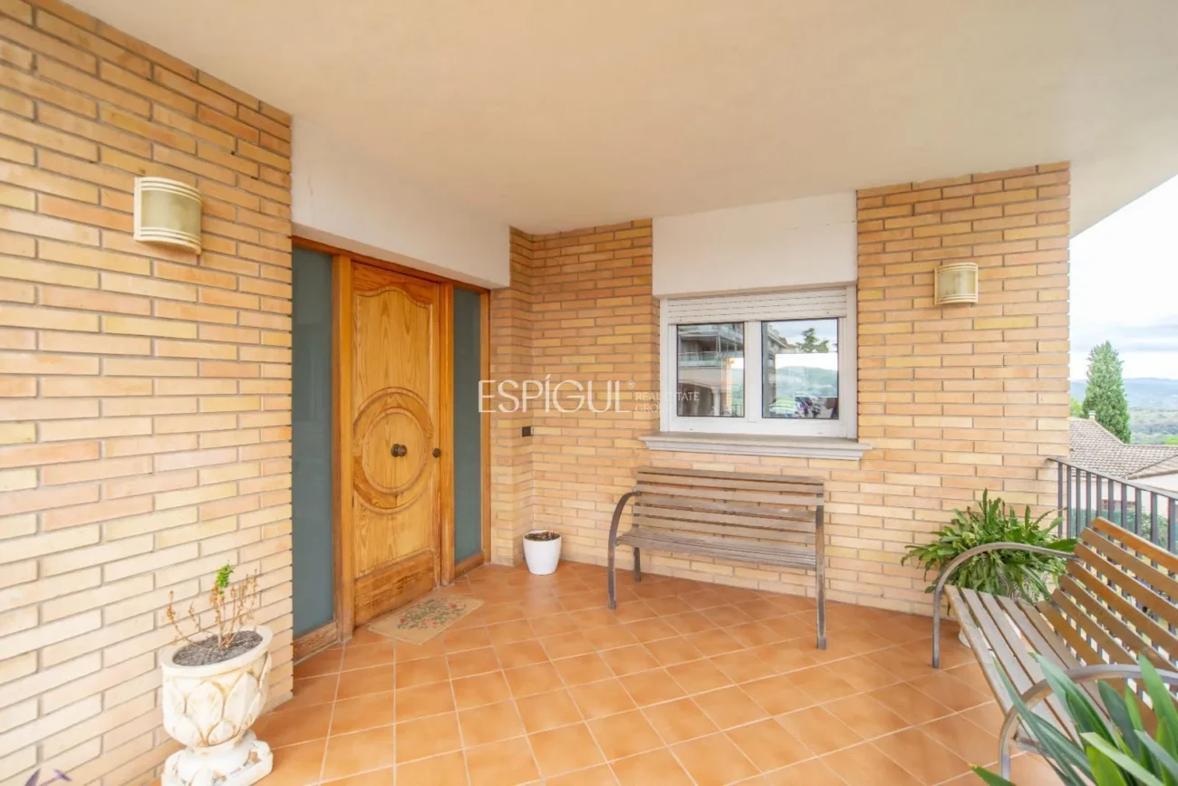 Casa de cuatro habitaciones, piscina y gran terreno en Montjuïc