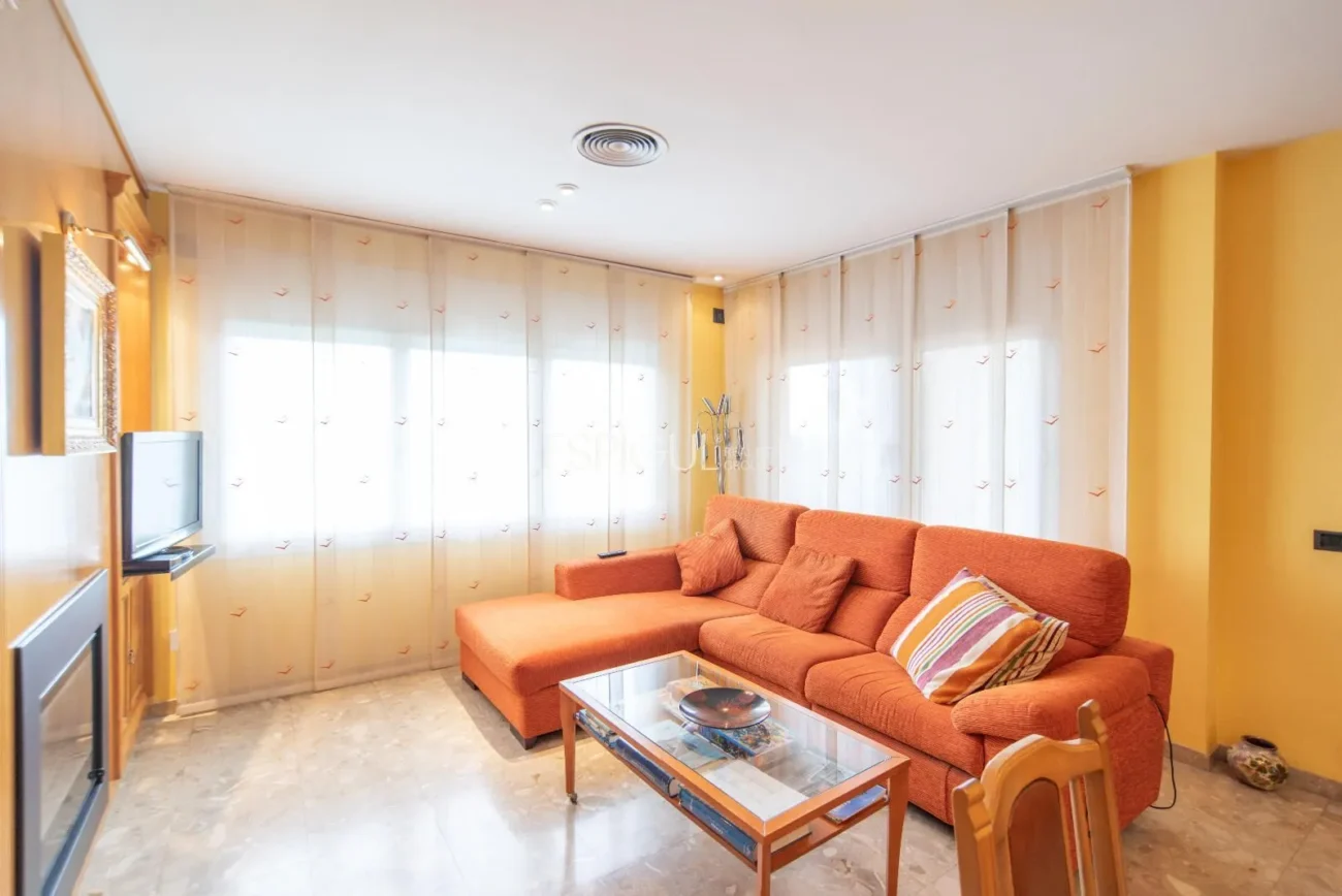 Casa de cuatro habitaciones, piscina y gran terreno en Montjuïc