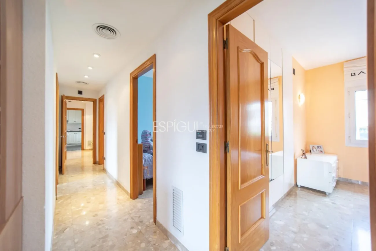 Casa de cuatro habitaciones, piscina y gran terreno en Montjuïc