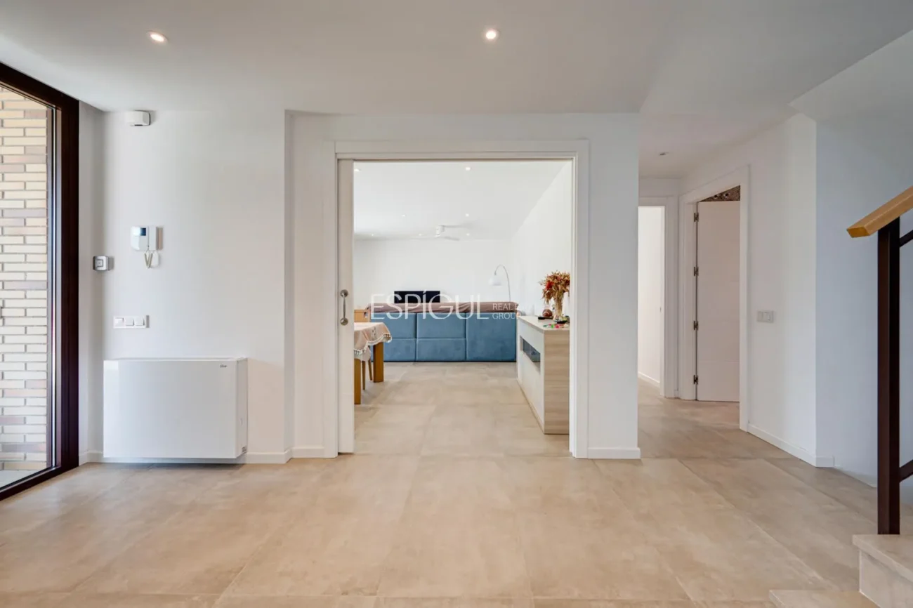 Maison de construction récente, avec 5 chambres et un grand jardin à Sant Pol de Mar.
