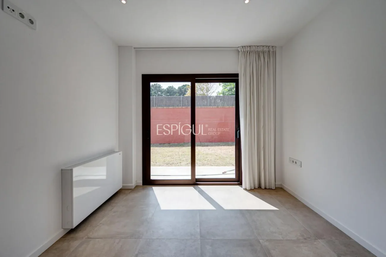Maison de construction récente, avec 5 chambres et un grand jardin à Sant Pol de Mar.