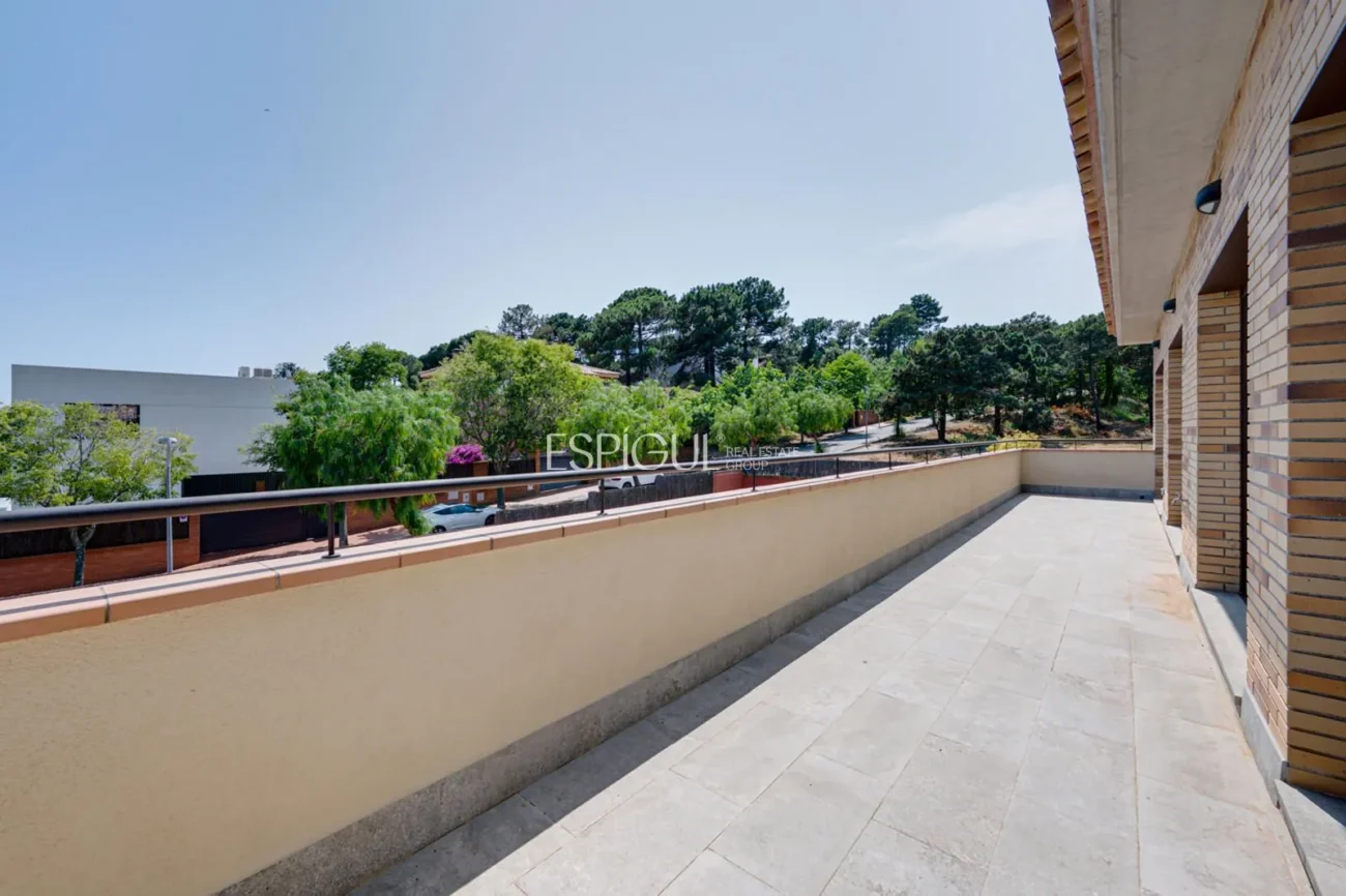 Maison de construction récente, avec 5 chambres et un grand jardin à Sant Pol de Mar.
