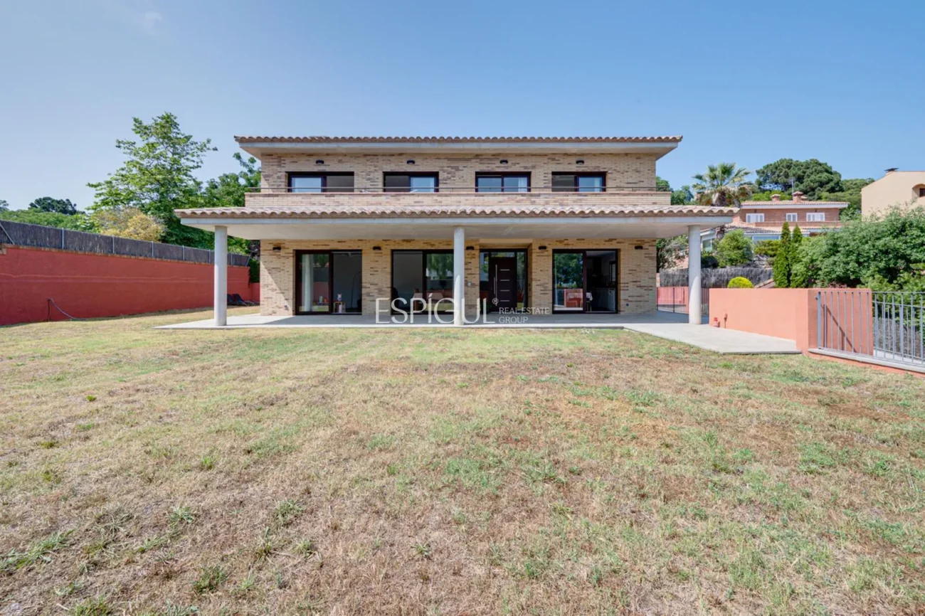 Maison de construction récente, avec 5 chambres et un grand jardin à Sant Pol de Mar.