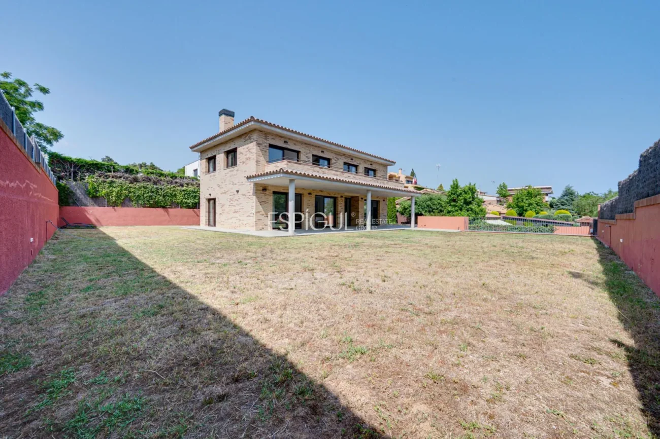 Maison de construction récente, avec 5 chambres et un grand jardin à Sant Pol de Mar.