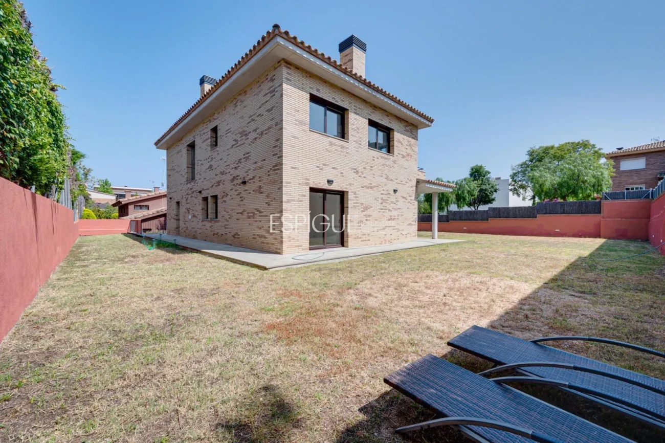 Maison de construction récente, avec 5 chambres et un grand jardin à Sant Pol de Mar.