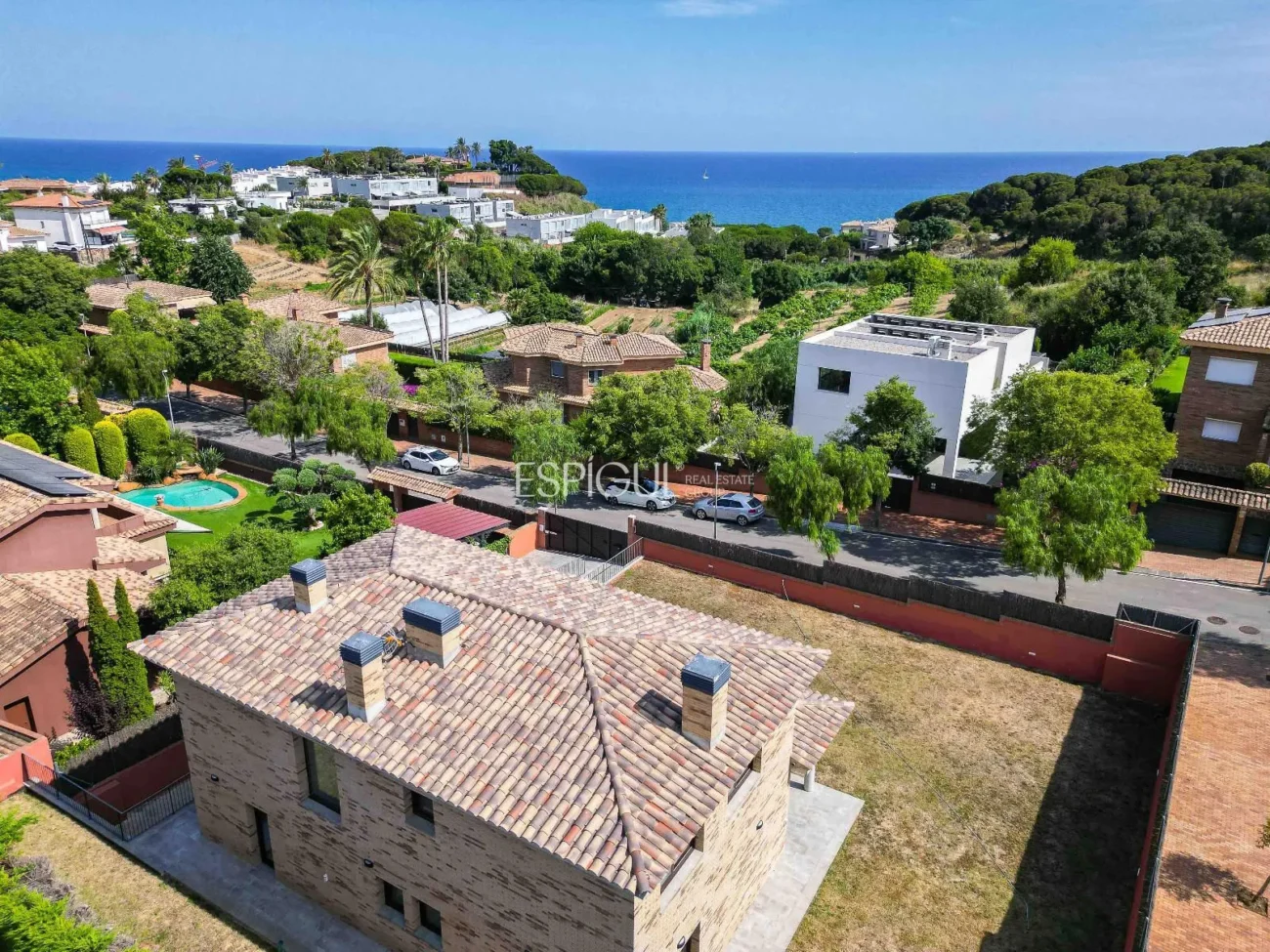 Maison de construction récente, avec 5 chambres et un grand jardin à Sant Pol de Mar.