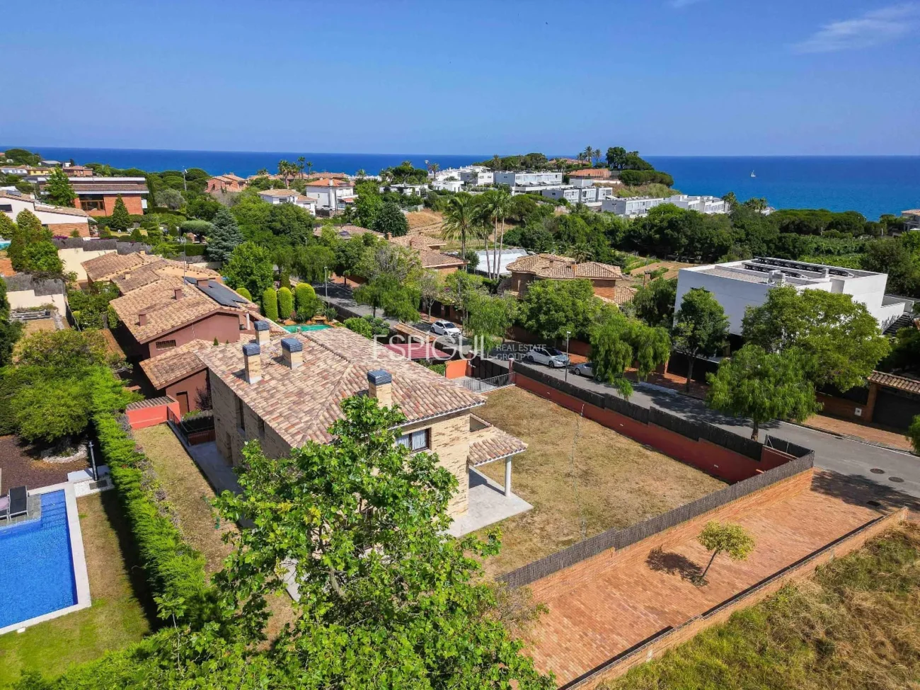 Maison de construction récente, avec 5 chambres et un grand jardin à Sant Pol de Mar.