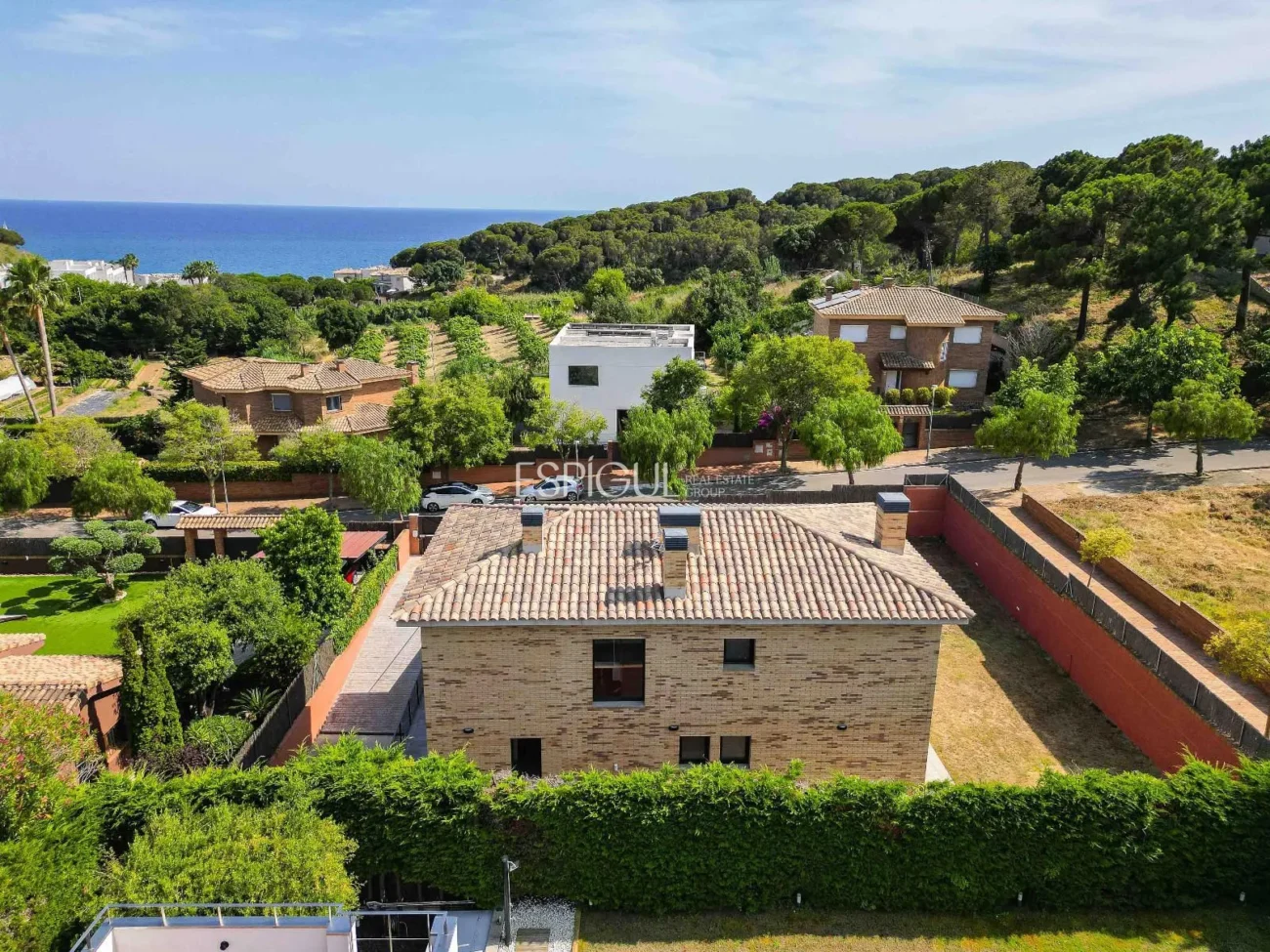 Maison de construction récente, avec 5 chambres et un grand jardin à Sant Pol de Mar.