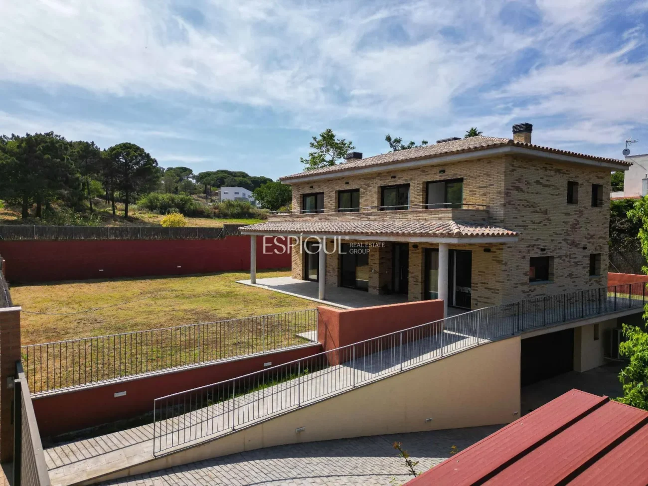 Maison de construction récente, avec 5 chambres et un grand jardin à Sant Pol de Mar.