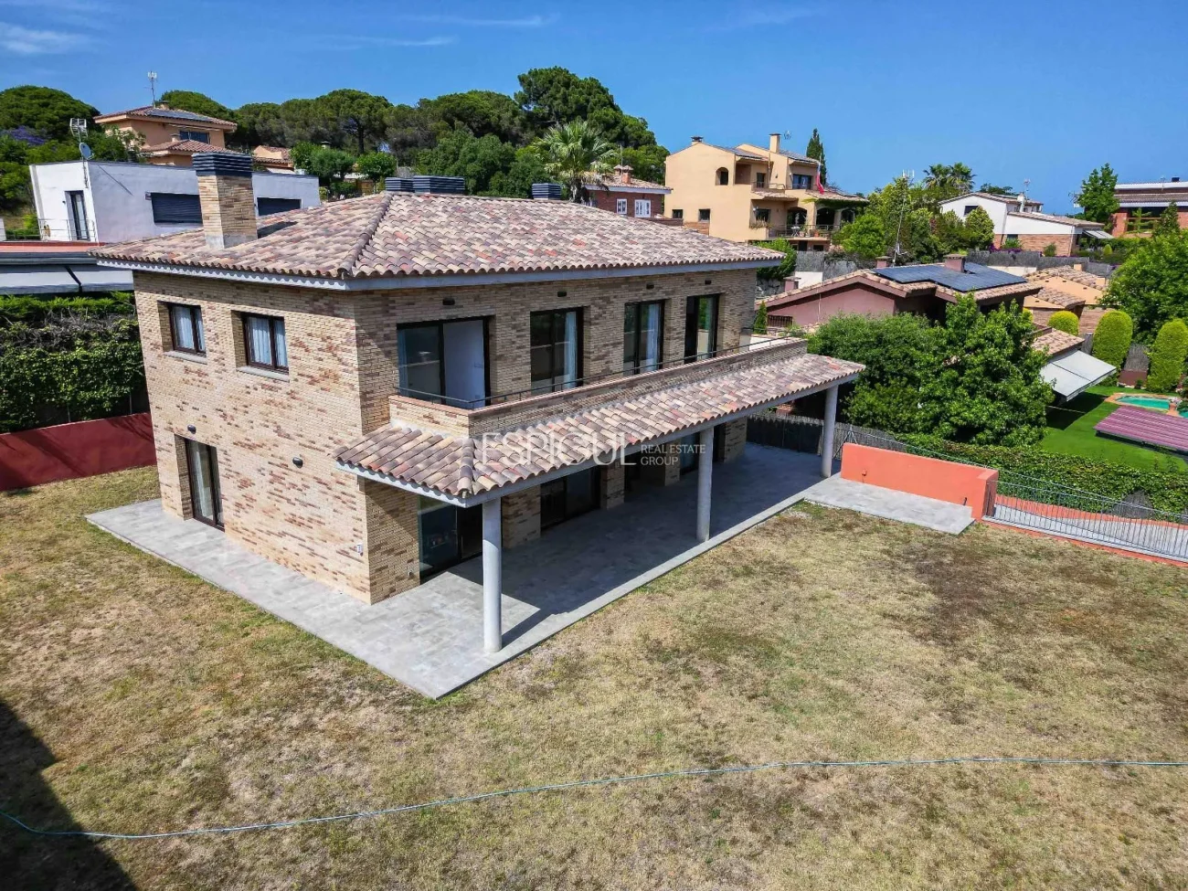 Maison de construction récente, avec 5 chambres et un grand jardin à Sant Pol de Mar.