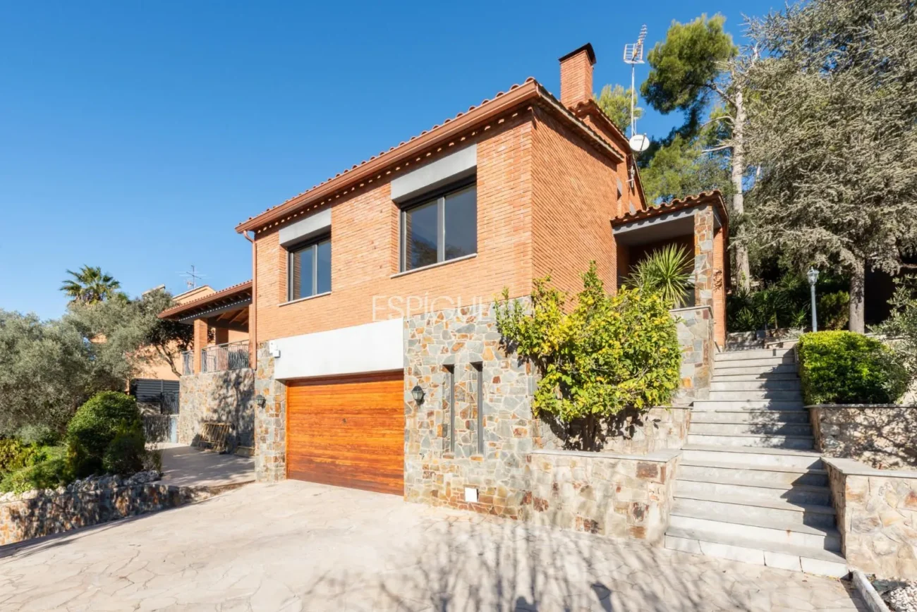 Casa en venta con vistas panorámicas en Cavall Bernat, Matadepera